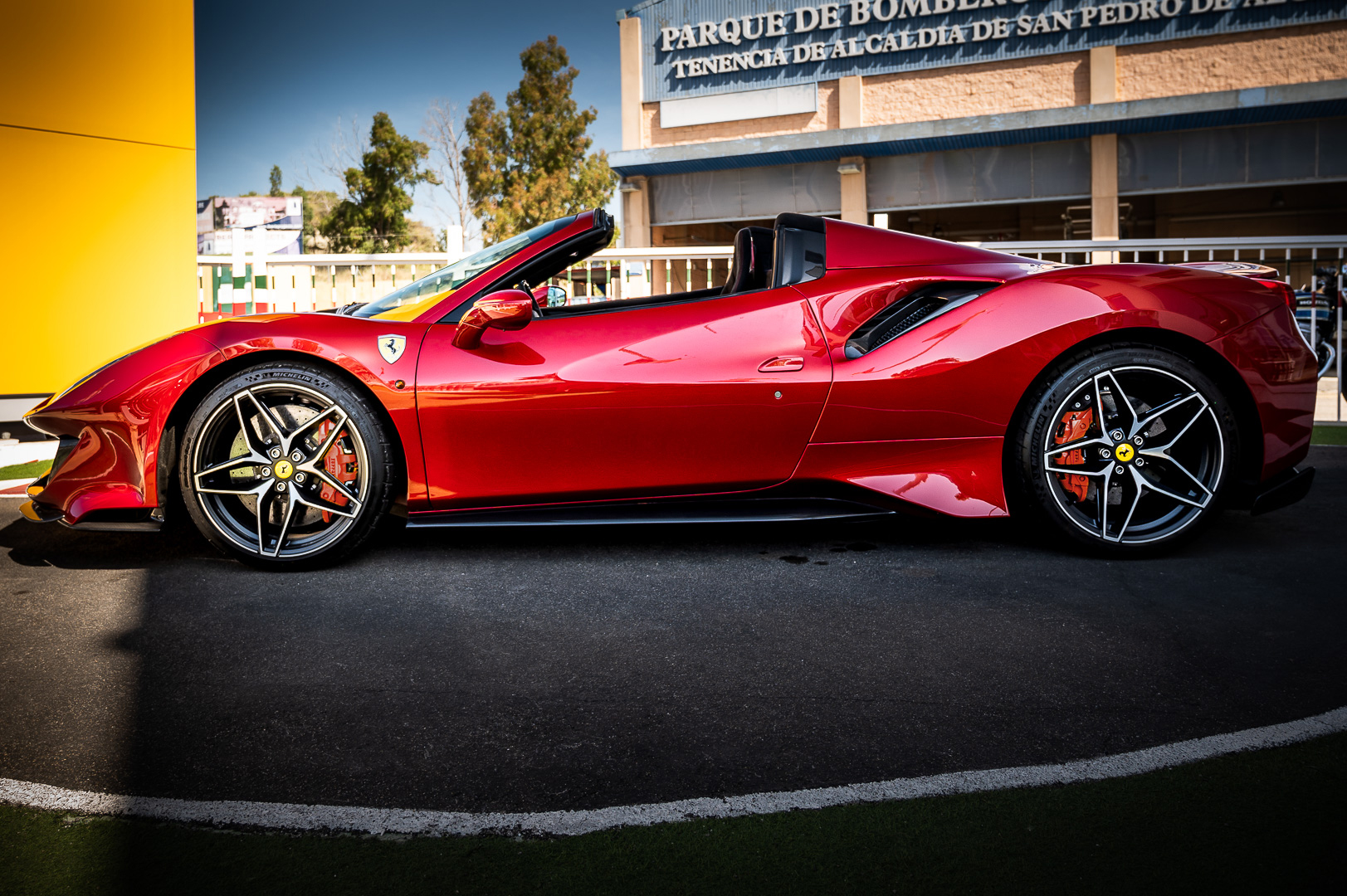 BBR 1:18 Ferrari 488 Pista Spider – Rosso Corsa Métal/carbone, édition Limitée (3/5)